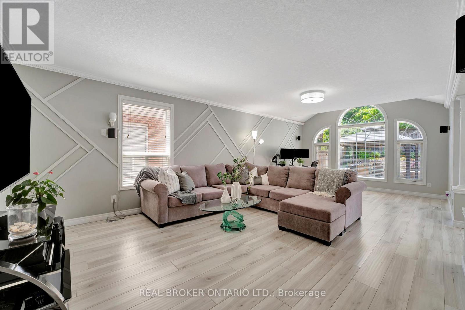 35 DUBRICK CRESCENT - 6