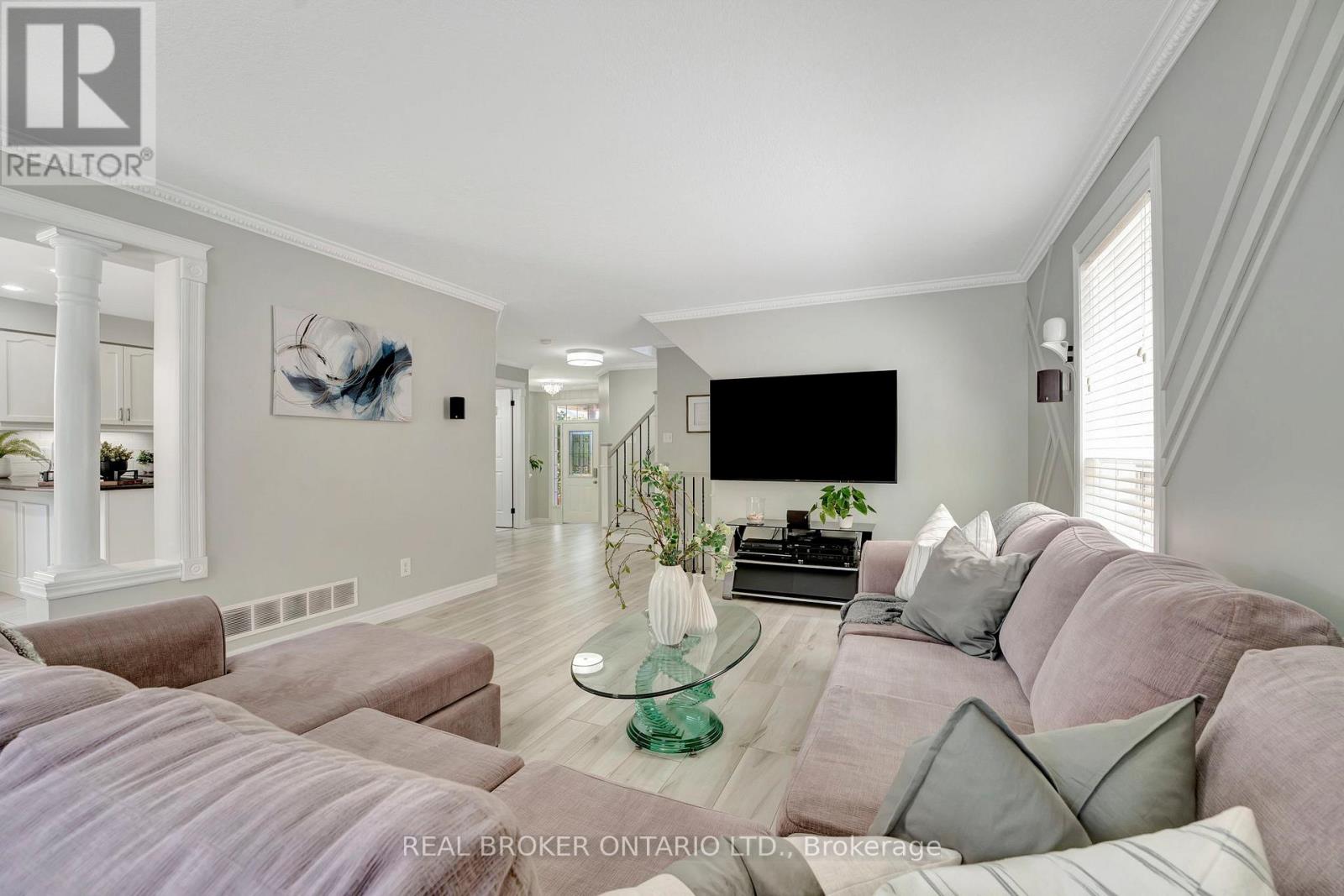 35 DUBRICK CRESCENT - 8