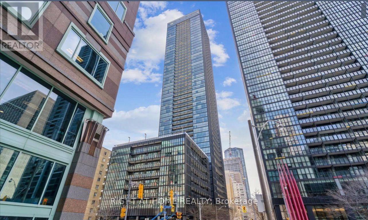 #4908 101 CHARLES STREET E - 21