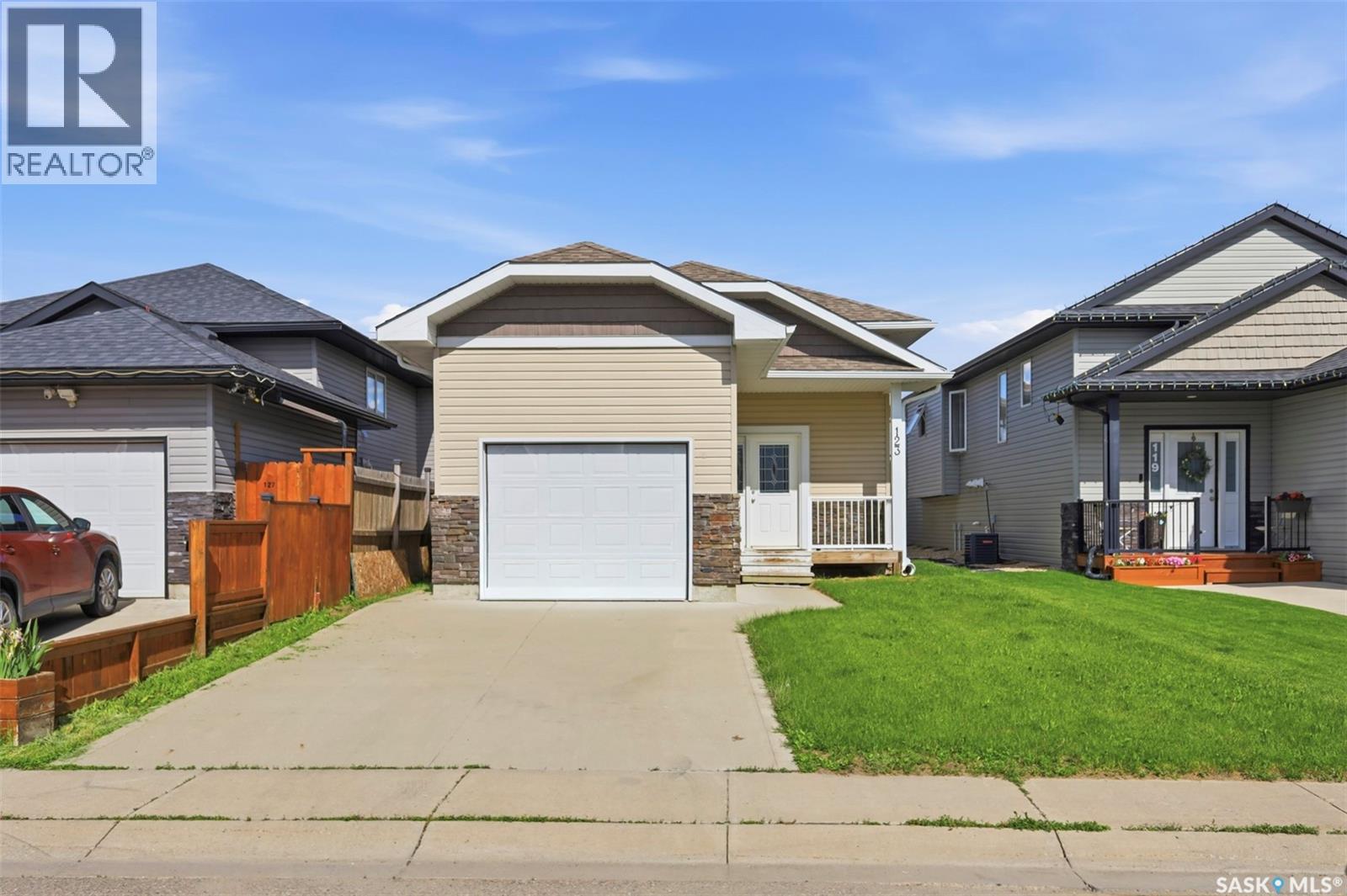 123 Henick CRESCENT - 1