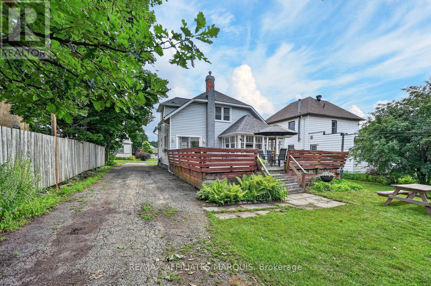 53 SMITHS FALLS AVENUE - 27