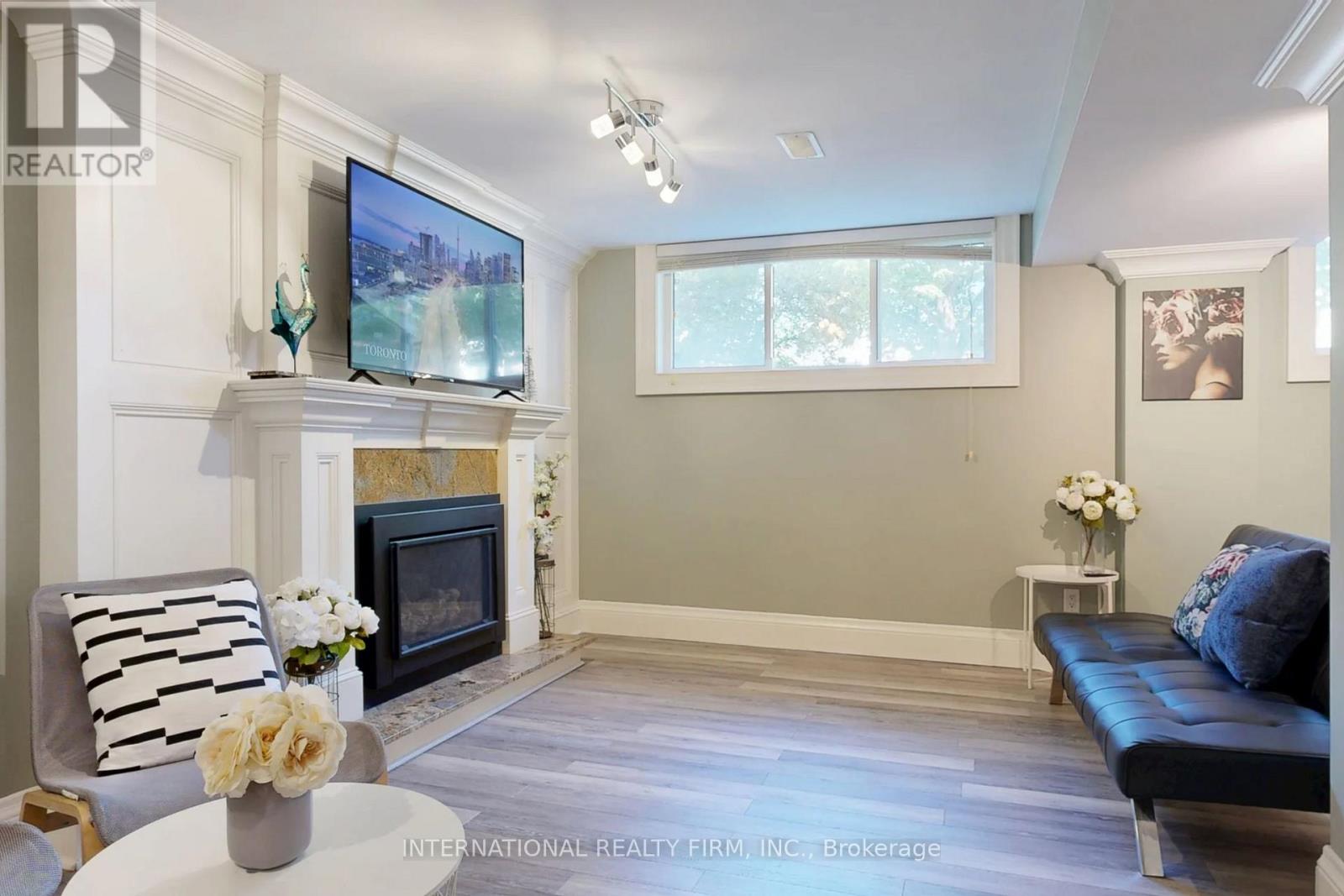 1594 SUNNYCOVE DRIVE - 33