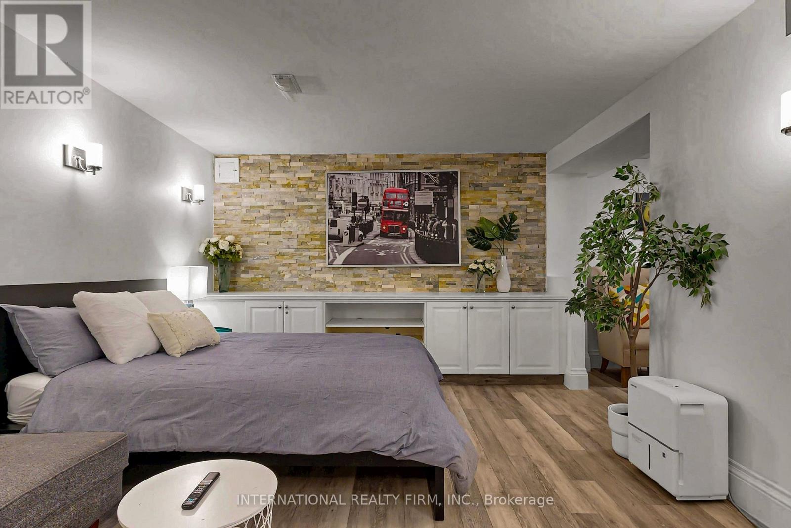 1594 SUNNYCOVE DRIVE - 37