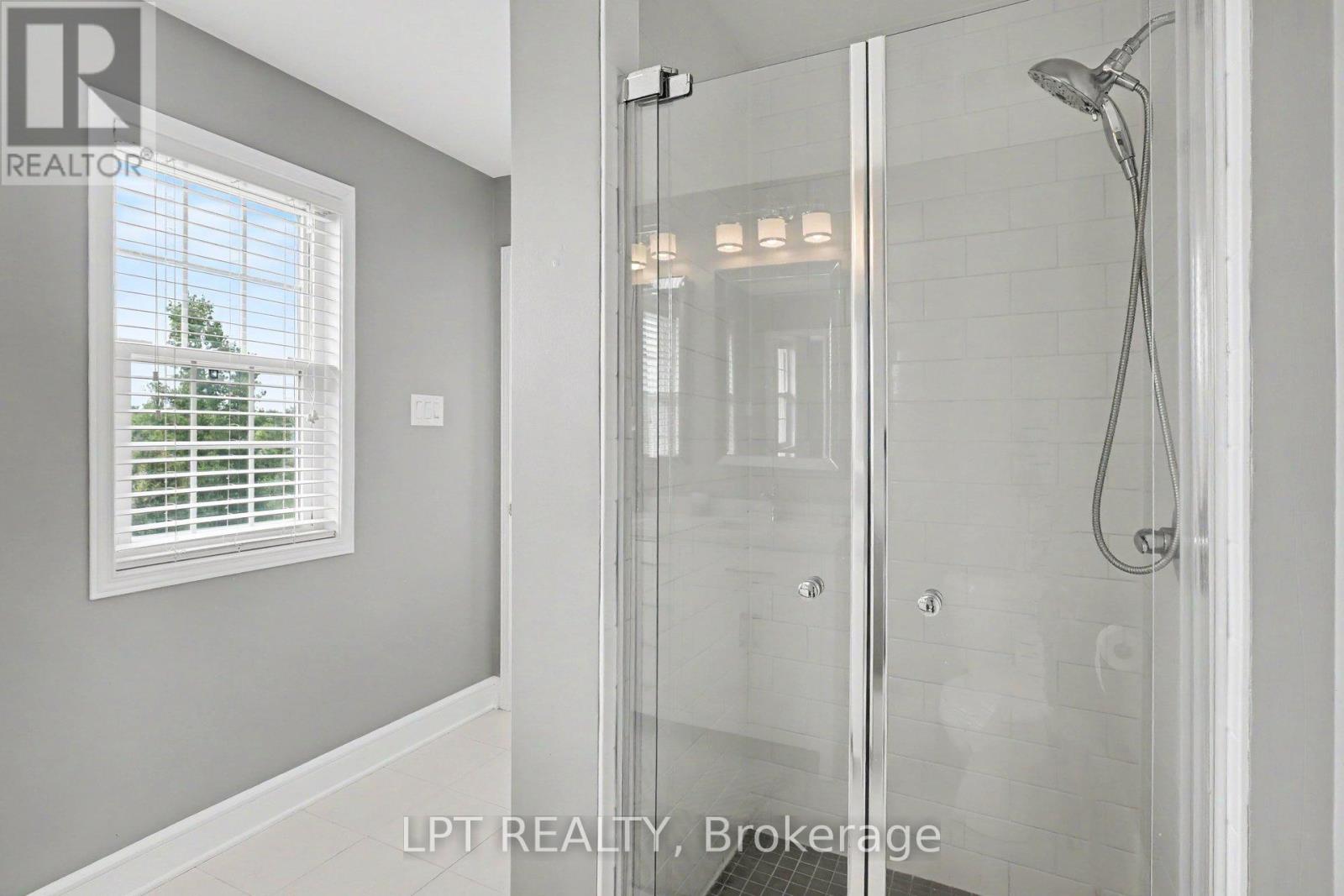 WATERDOWN 6548 STREET N - 17