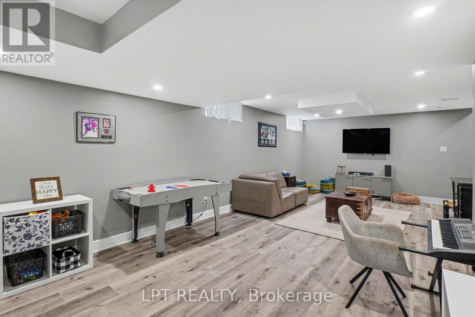 WATERDOWN 6548 STREET N - 23