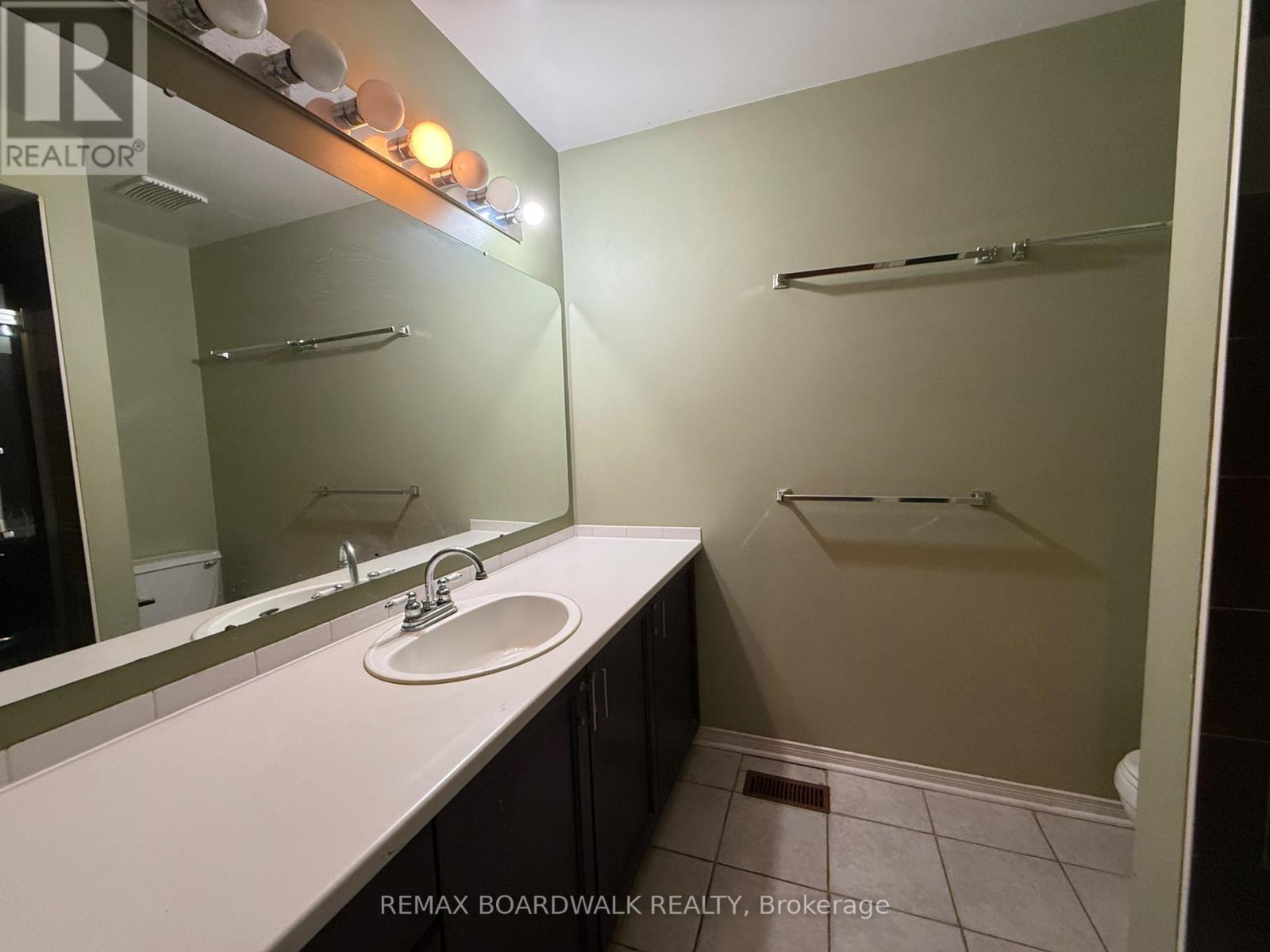 3 Bed, 3 Bath House for Sale in Ottawa – 11 MEADOWBREEZE DRIVE, Ottawa – MLS# X13536342 - Image 20
