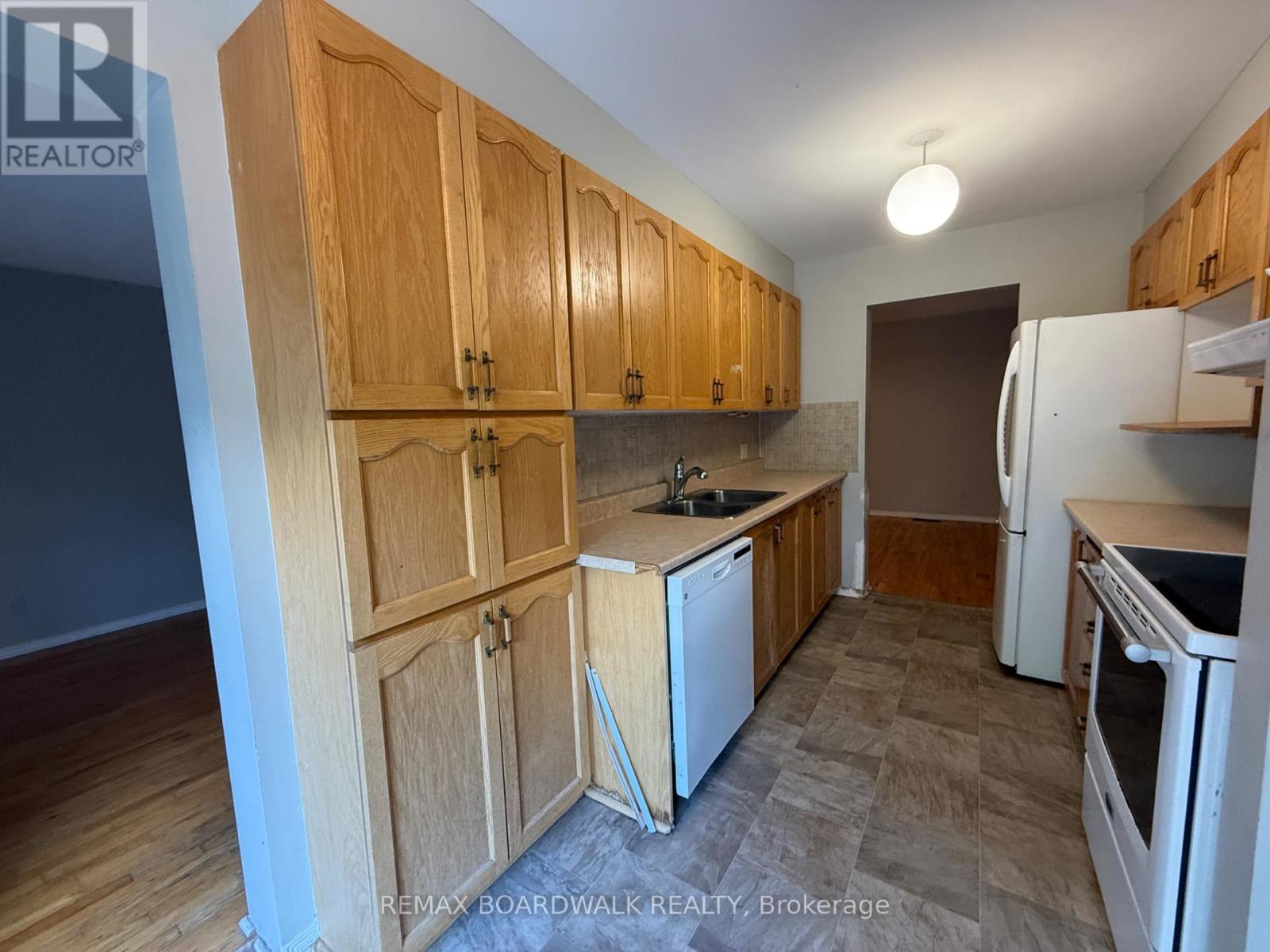3 Bed, 3 Bath House for Sale in Ottawa – 11 MEADOWBREEZE DRIVE, Ottawa – MLS# X13536342 - Image 9