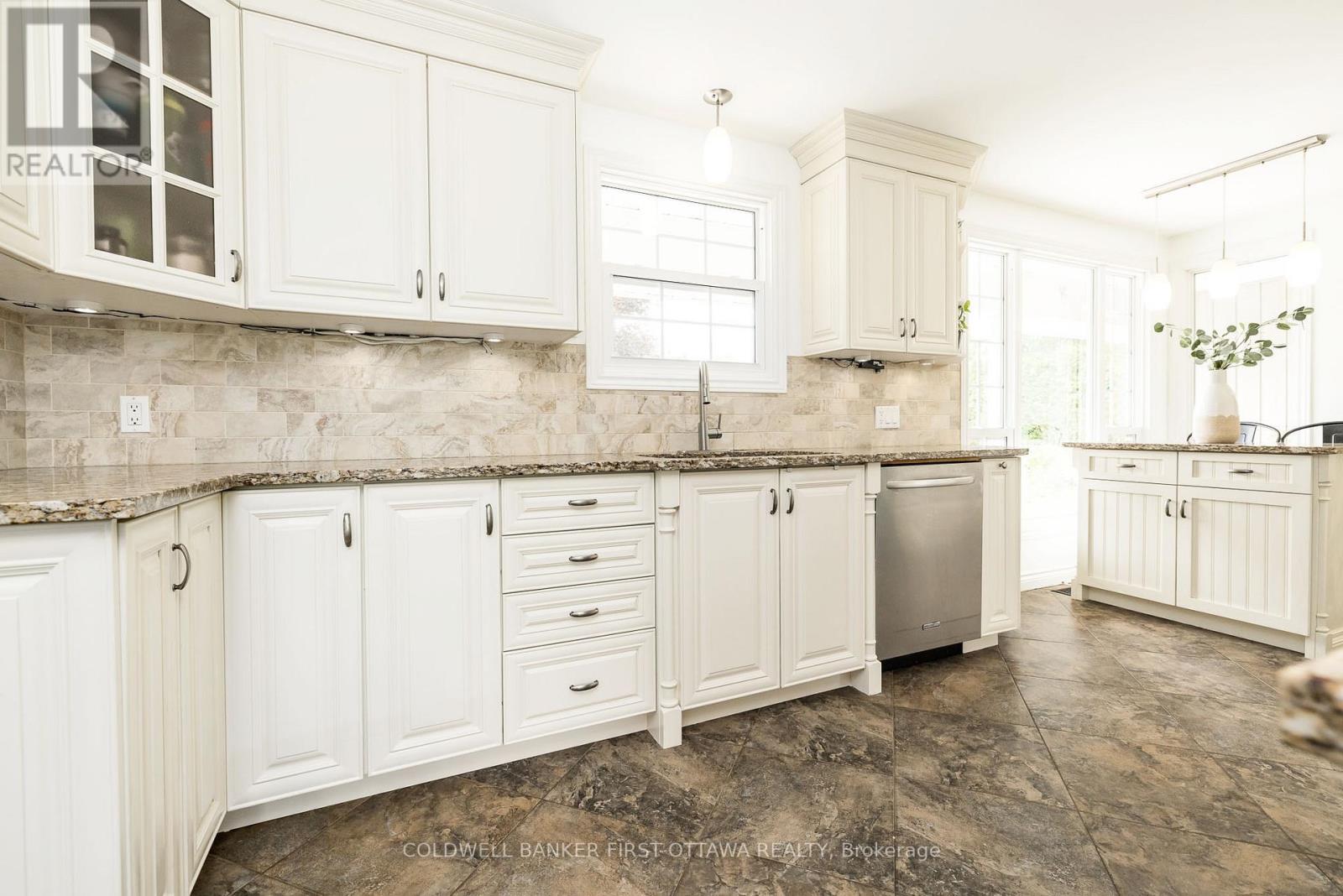 174 LLOYDALEX CRESCENT - 16