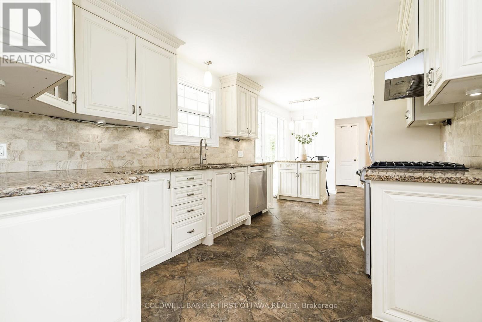 174 LLOYDALEX CRESCENT - 15