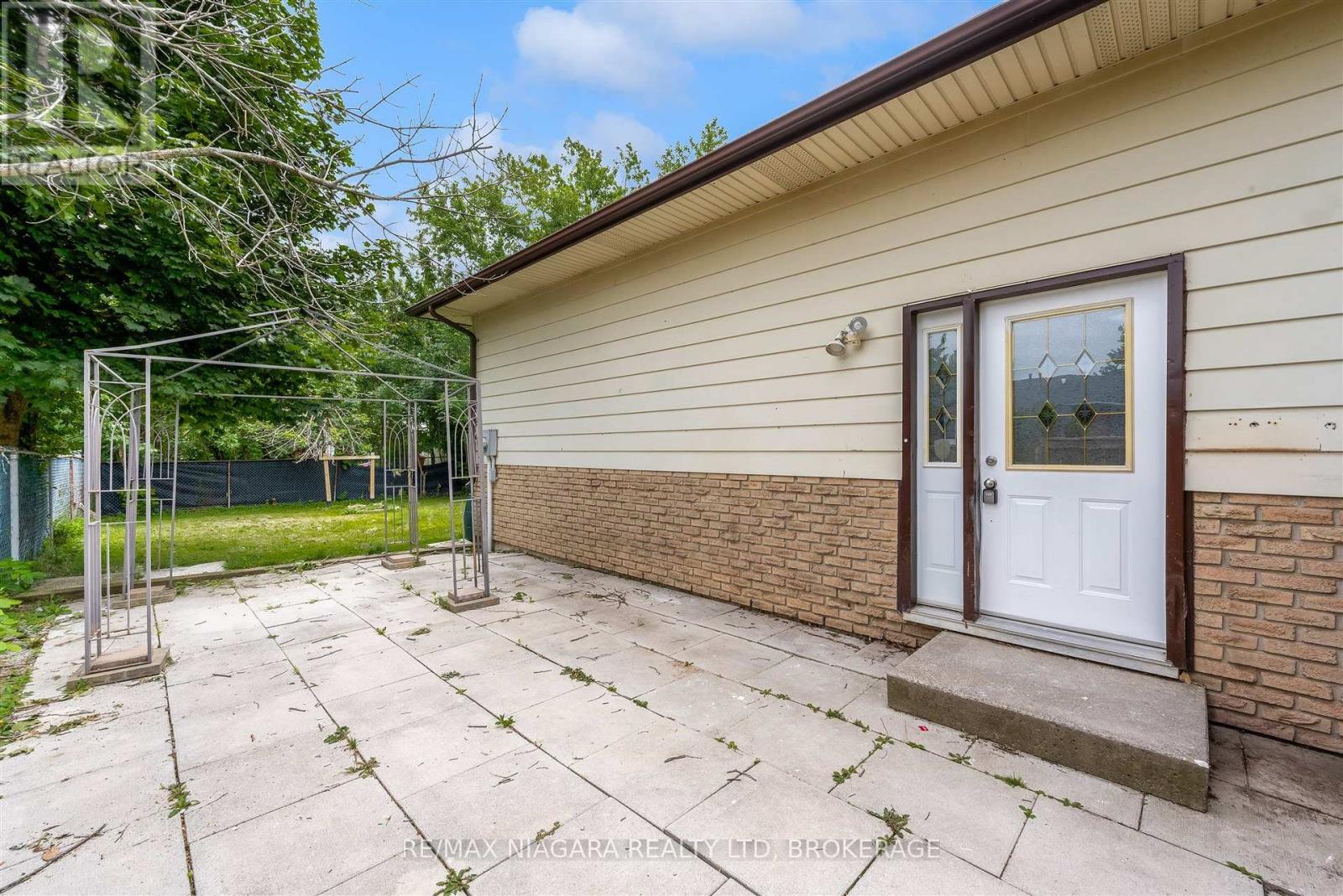 2 BALDWIN CRESCENT - 3