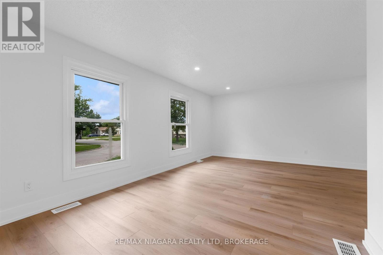 2 BALDWIN CRESCENT - 9