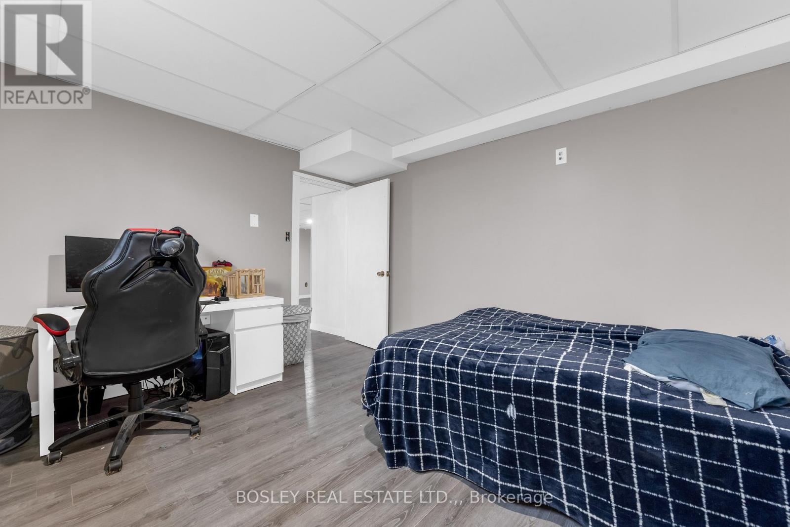 32 GRANDVIEW DRIVE - 24