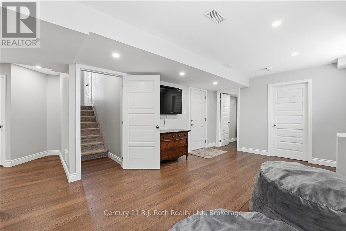 27 RALPH DALTON BOULEVARD - 33