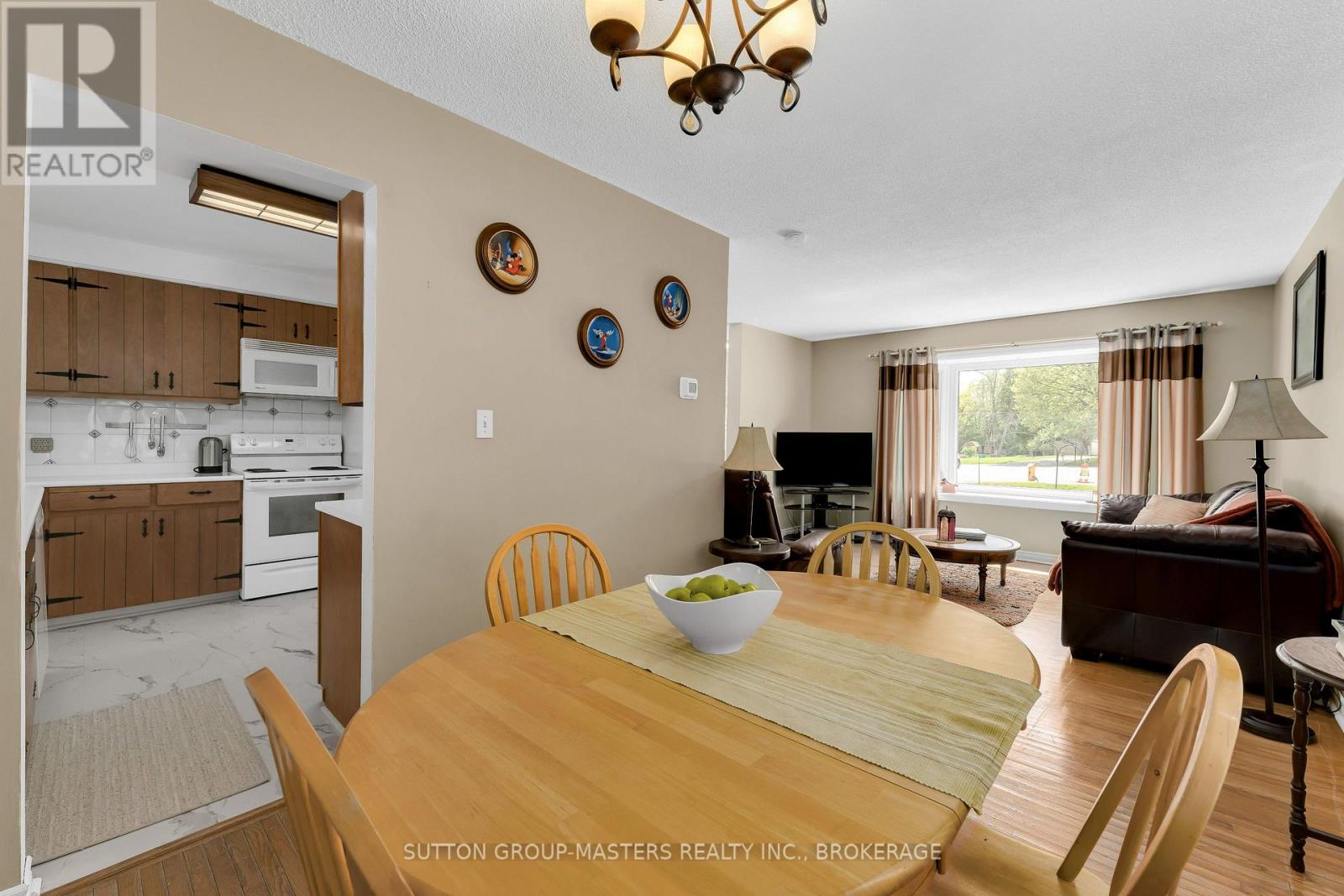 21 MCDONALD CRESCENT - 11