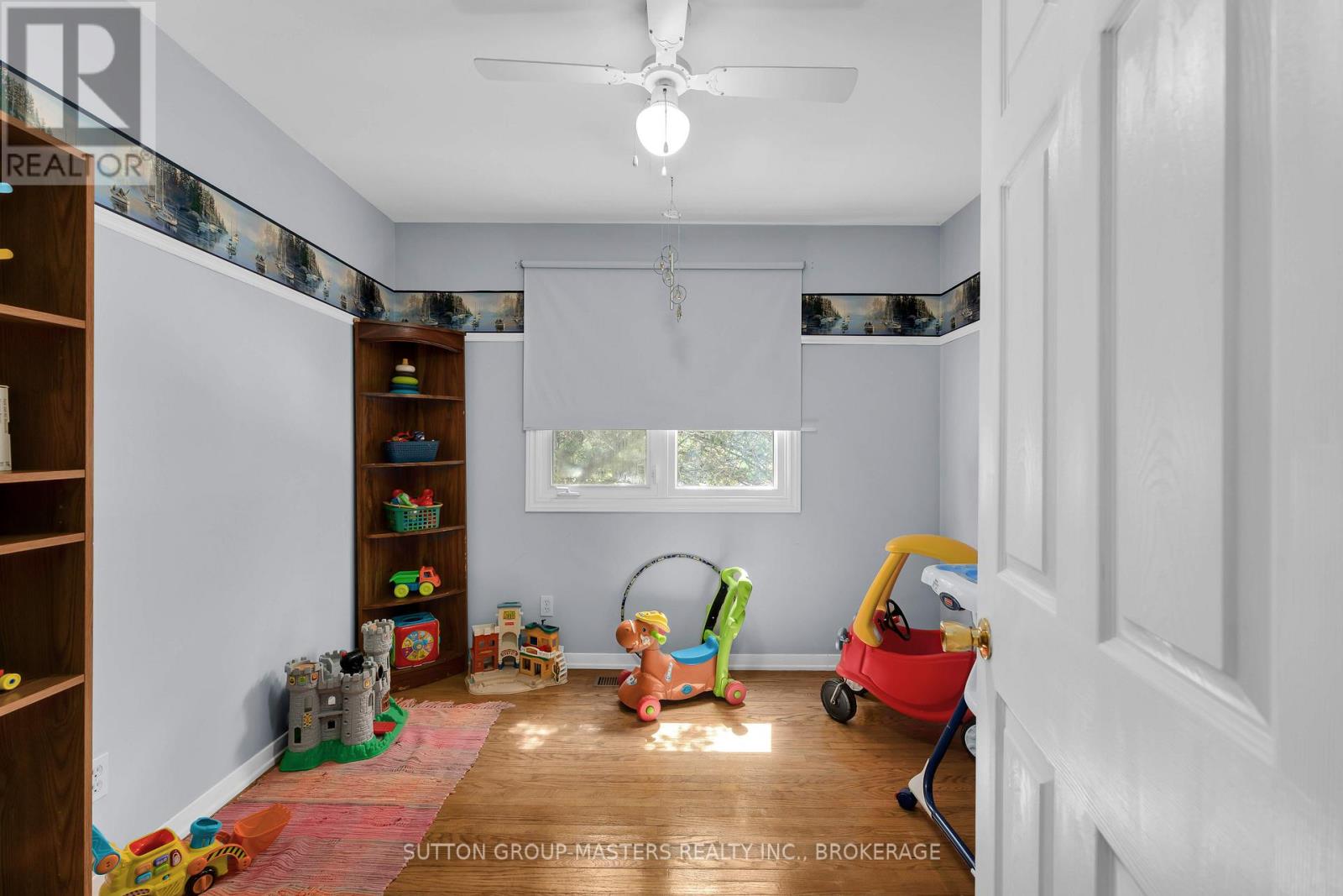 21 MCDONALD CRESCENT - 24