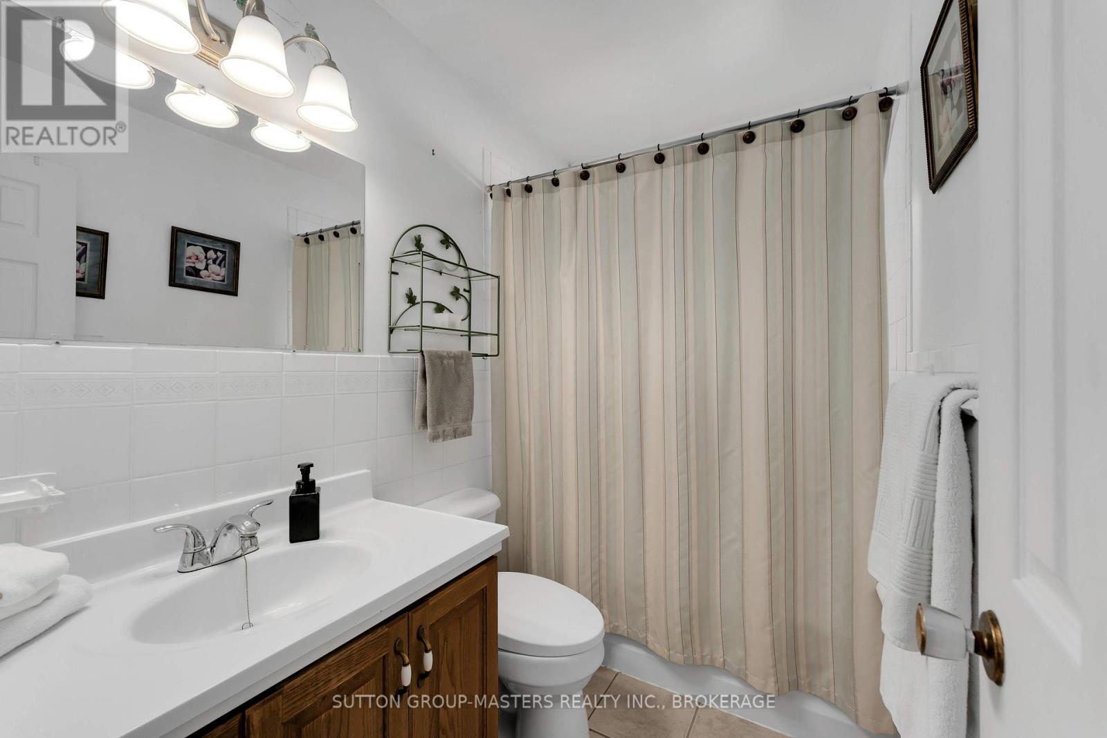 21 MCDONALD CRESCENT - 26