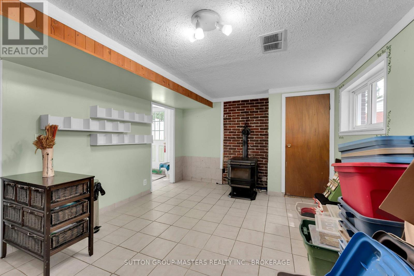 21 MCDONALD CRESCENT - 27
