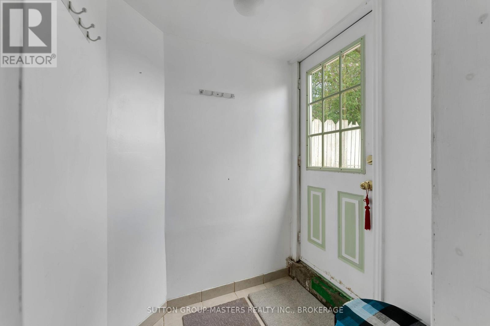 21 MCDONALD CRESCENT - 32