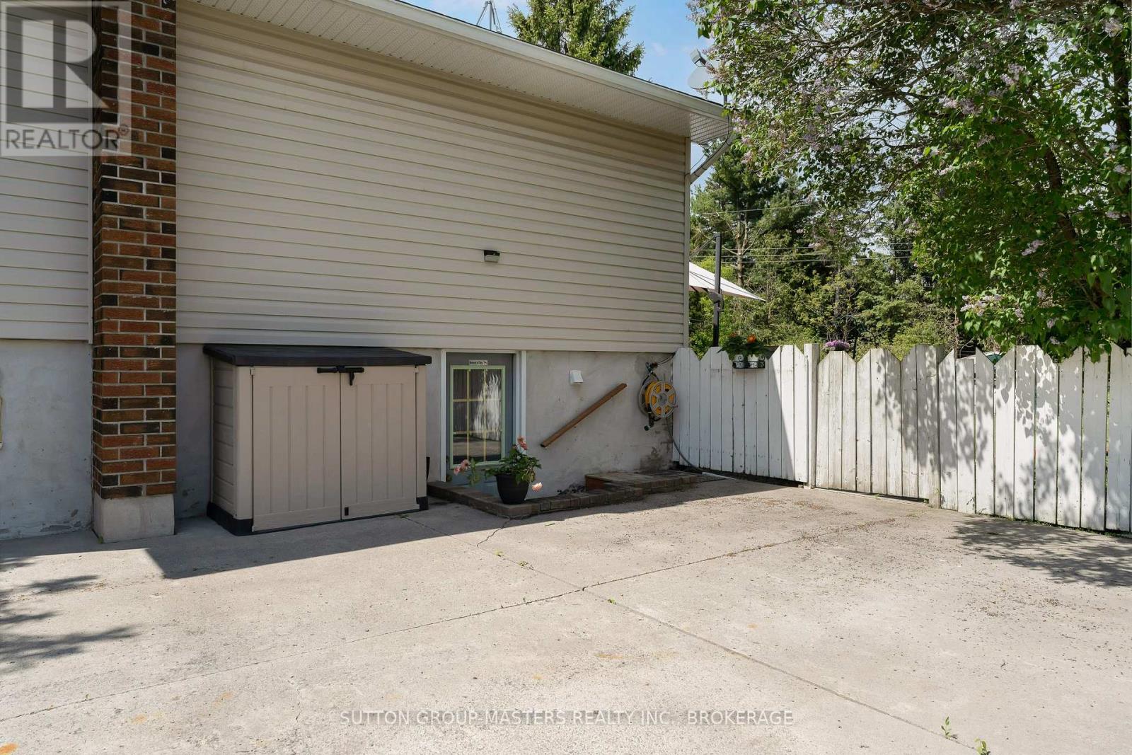 21 MCDONALD CRESCENT - 33