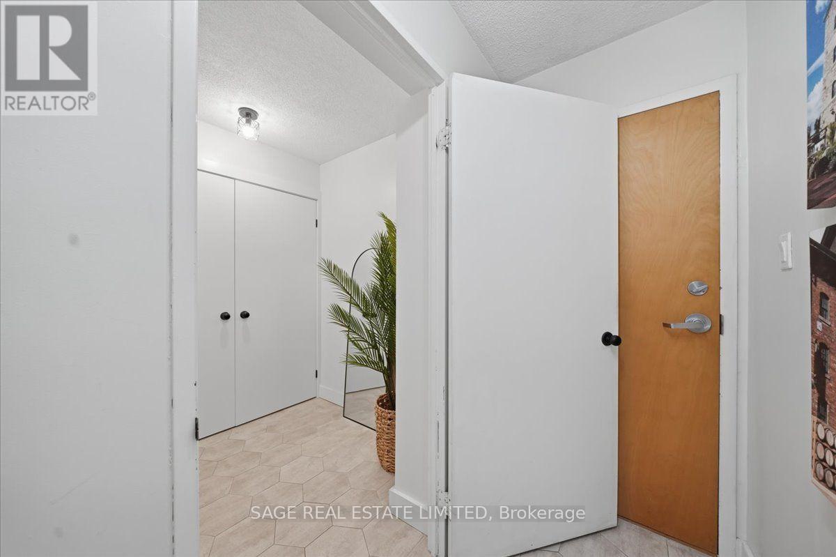 #302 70 MILL STREET - 32