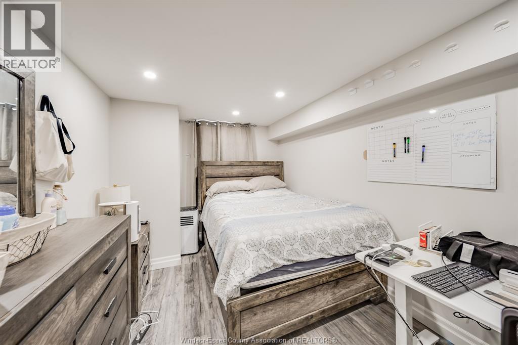 2405 ROXBOROUGH BOULEVARD - 40