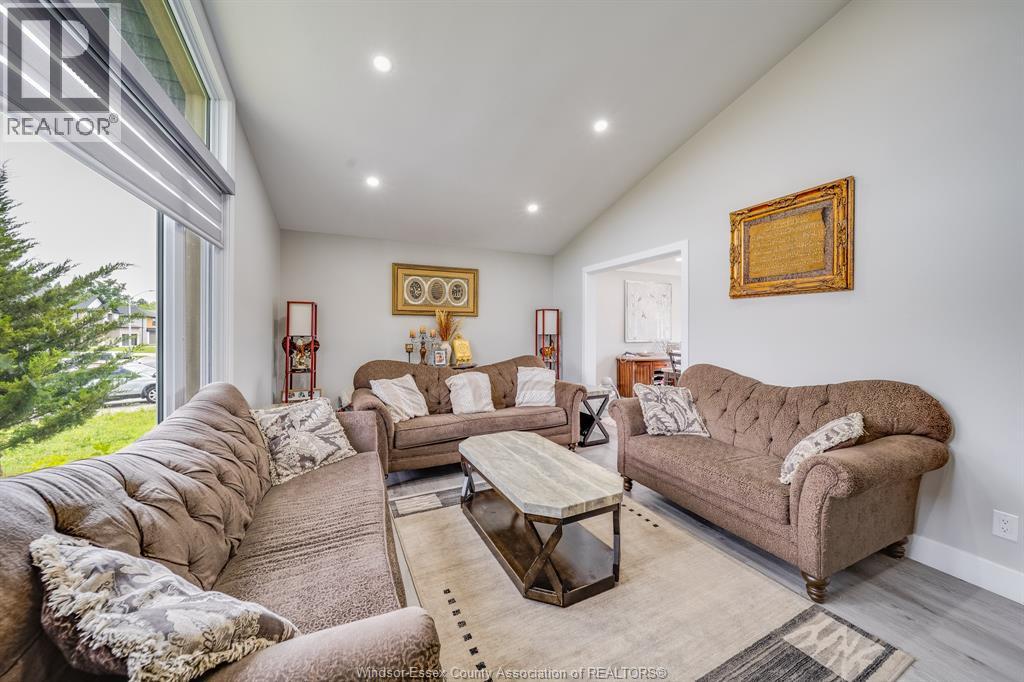 2405 ROXBOROUGH BOULEVARD - 7
