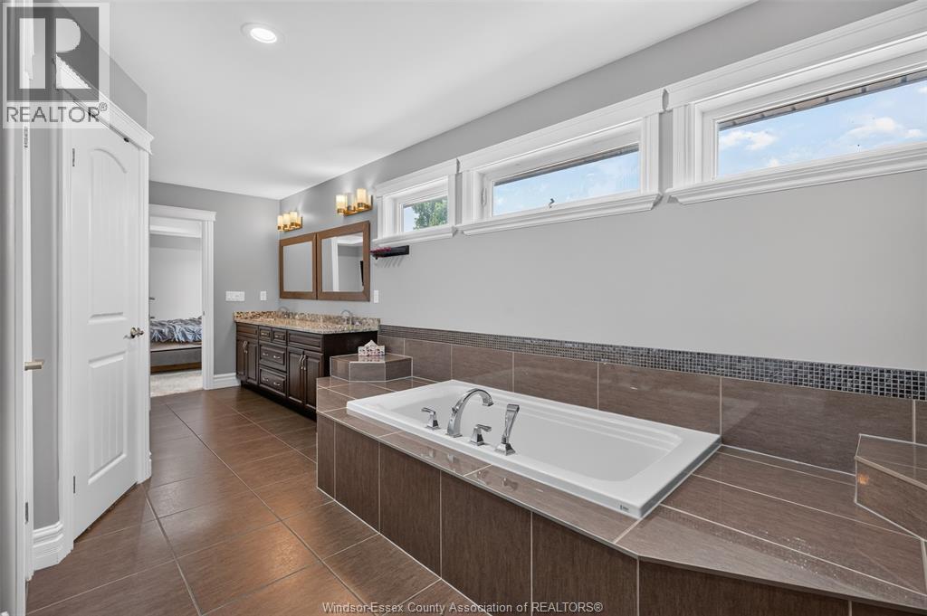 1092 REGENCY CRESCENT - 26