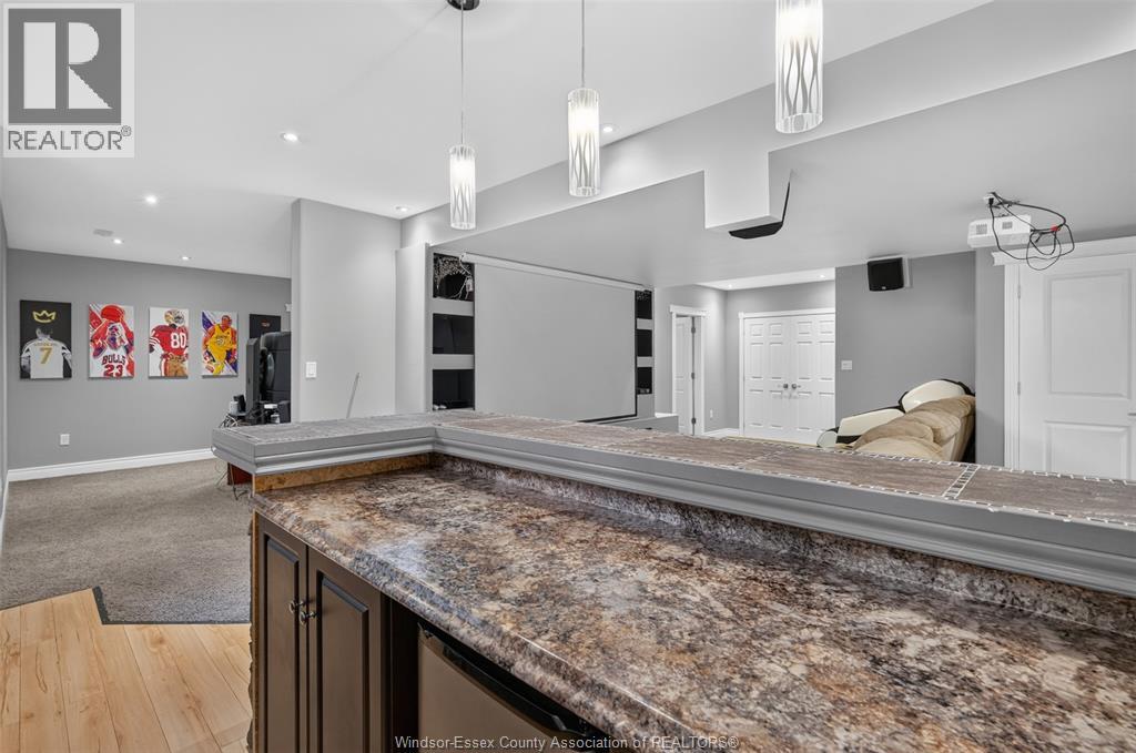 1092 REGENCY CRESCENT - 34