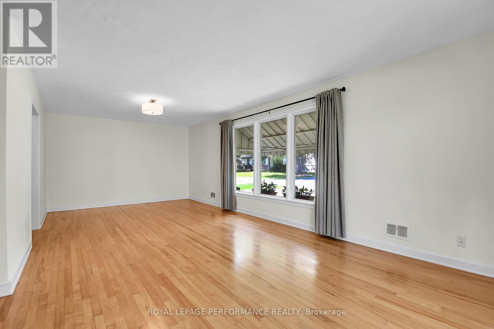 3 Bed, 2 Bath House for Rent in Ottawa – 2243 HILLARY AVENUE, Ottawa – MLS# X13530104 - Image 4