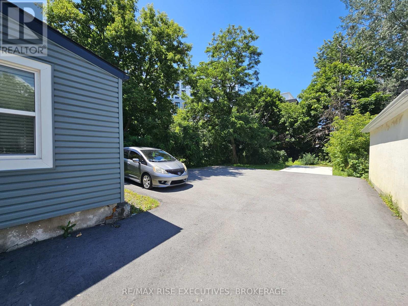 524 FRONTENAC STREET - 36