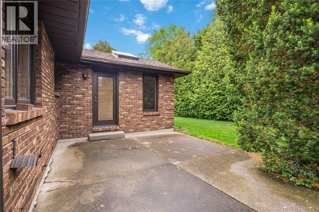 632 ESSER CRESCENT - 5