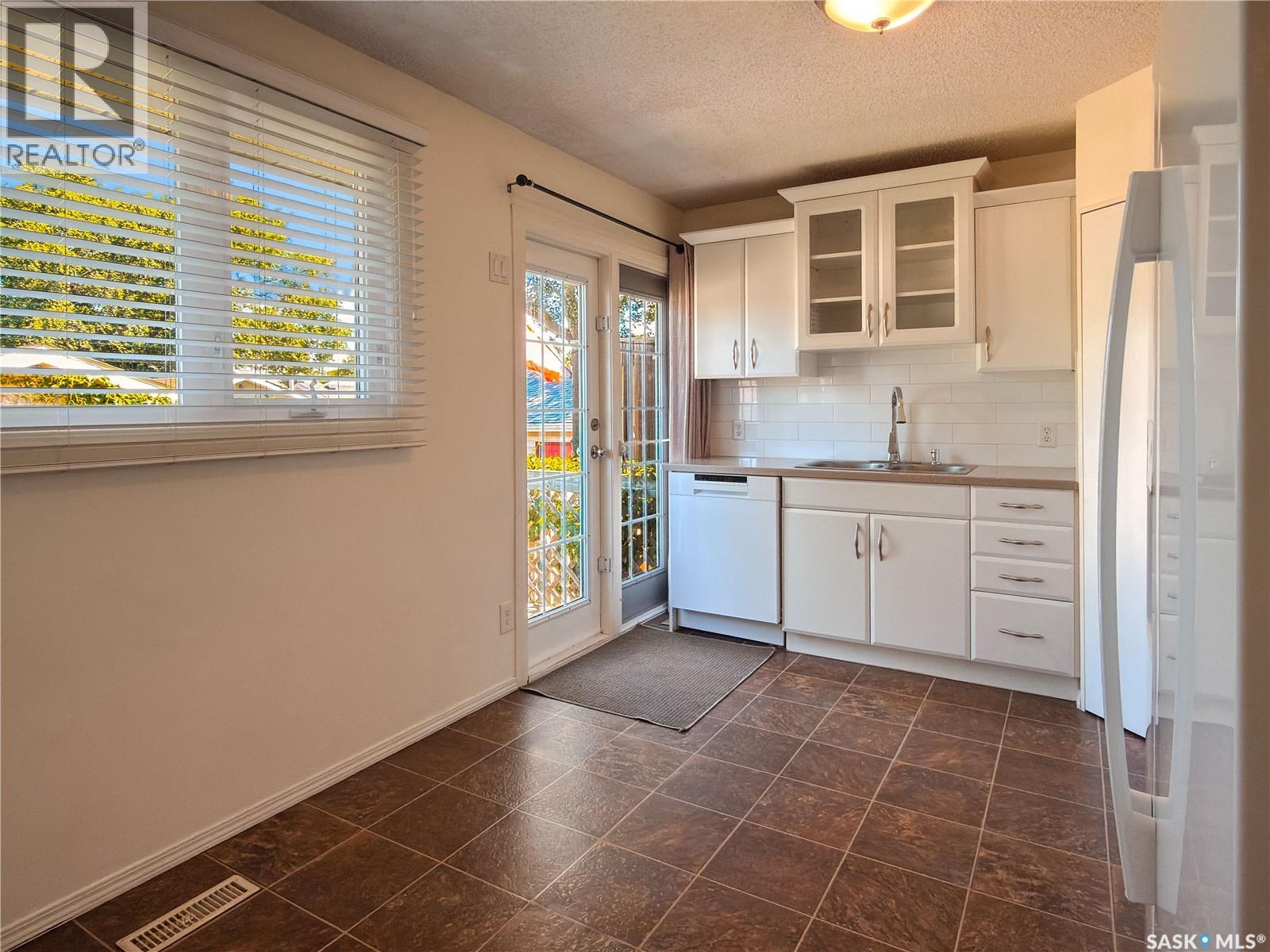 6 Fulton DRIVE - 11
