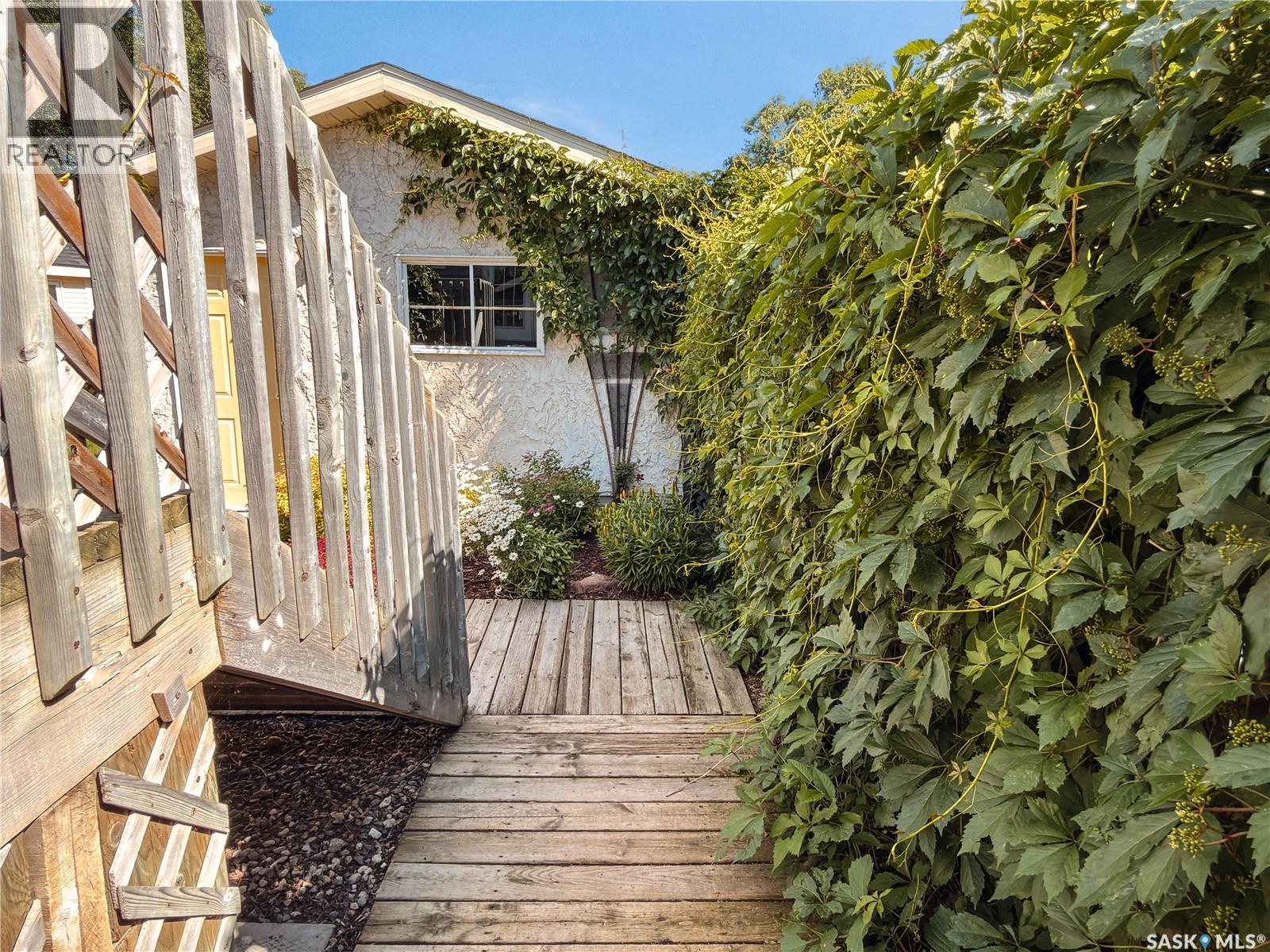 6 Fulton DRIVE - 42