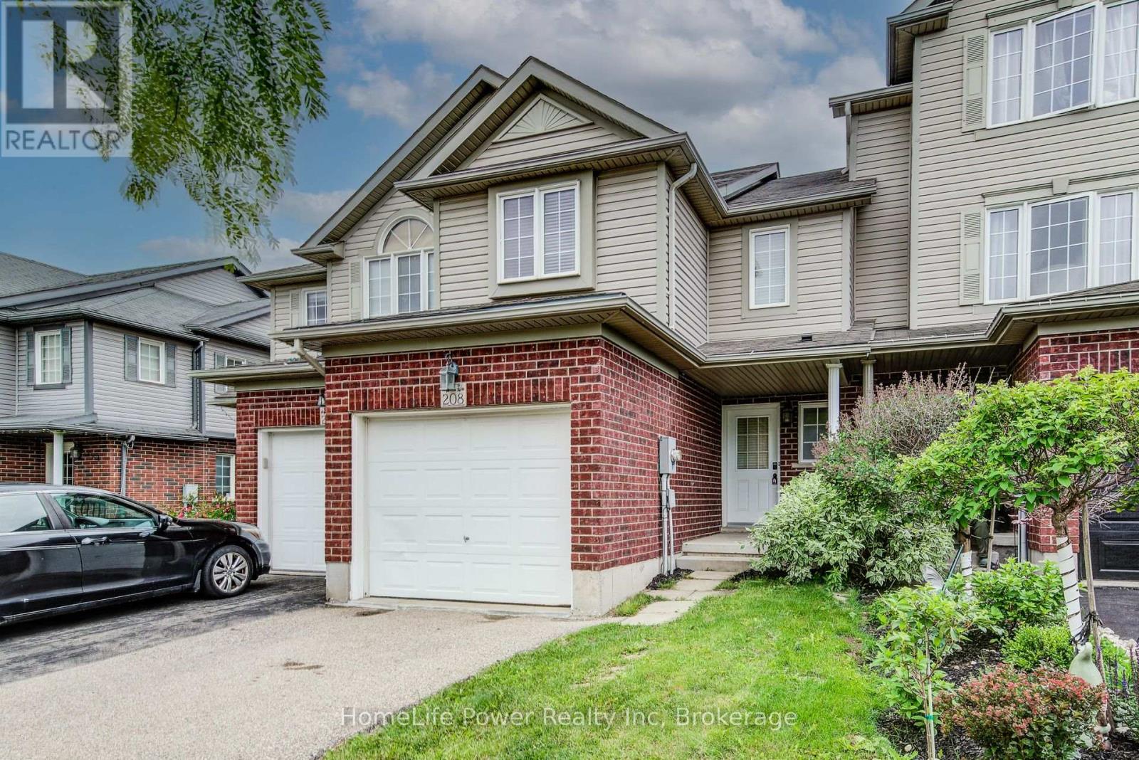 208 FEATHERSTONE CRESCENT - 2