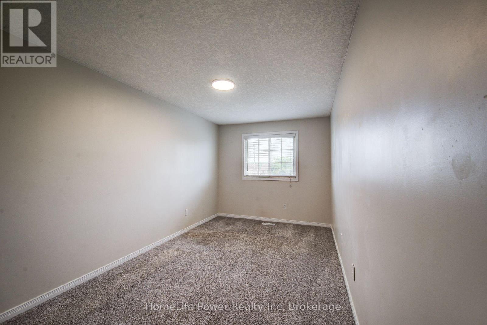 208 FEATHERSTONE CRESCENT - 20