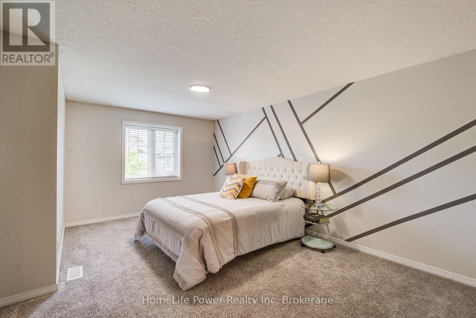 208 FEATHERSTONE CRESCENT - 25