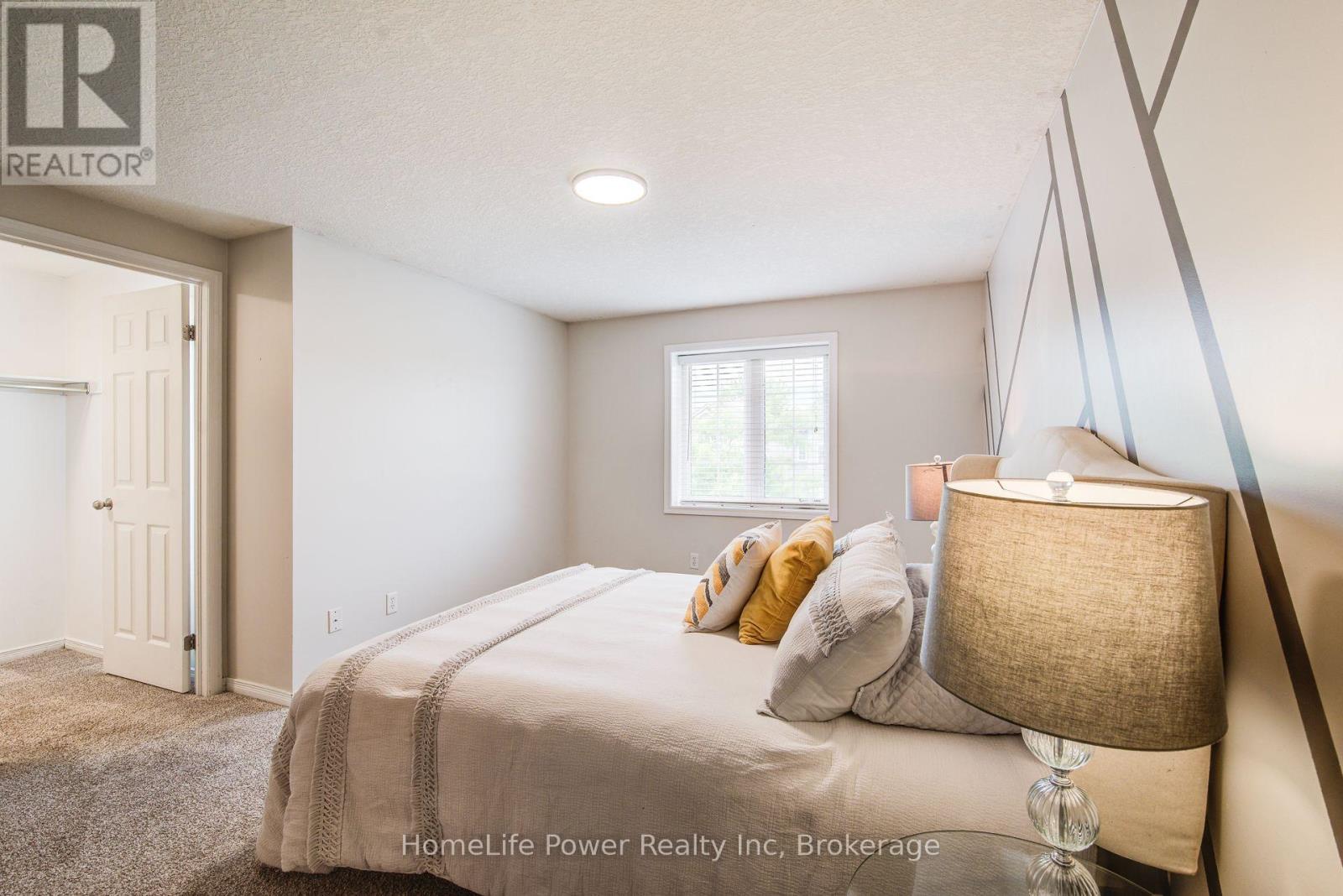 208 FEATHERSTONE CRESCENT - 26