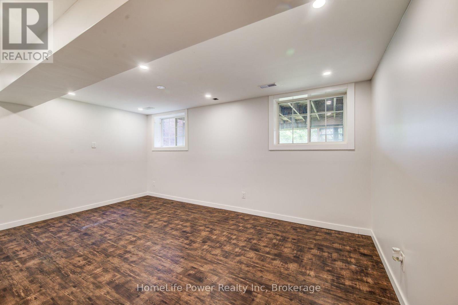 208 FEATHERSTONE CRESCENT - 29