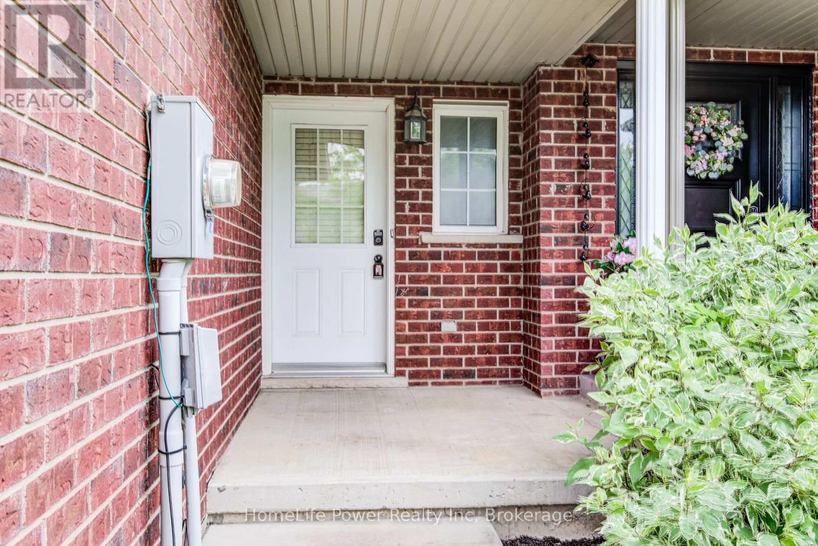 208 FEATHERSTONE CRESCENT - 3