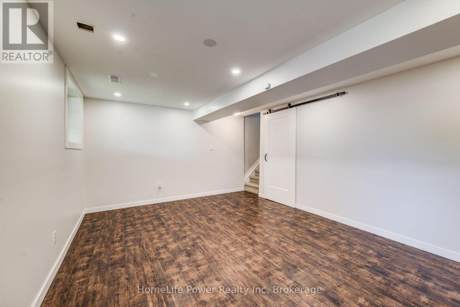 208 FEATHERSTONE CRESCENT - 31