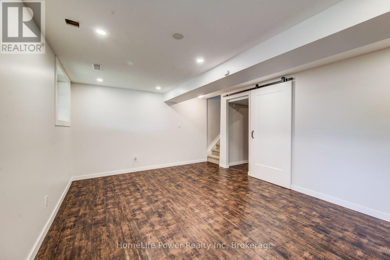 208 FEATHERSTONE CRESCENT - 32