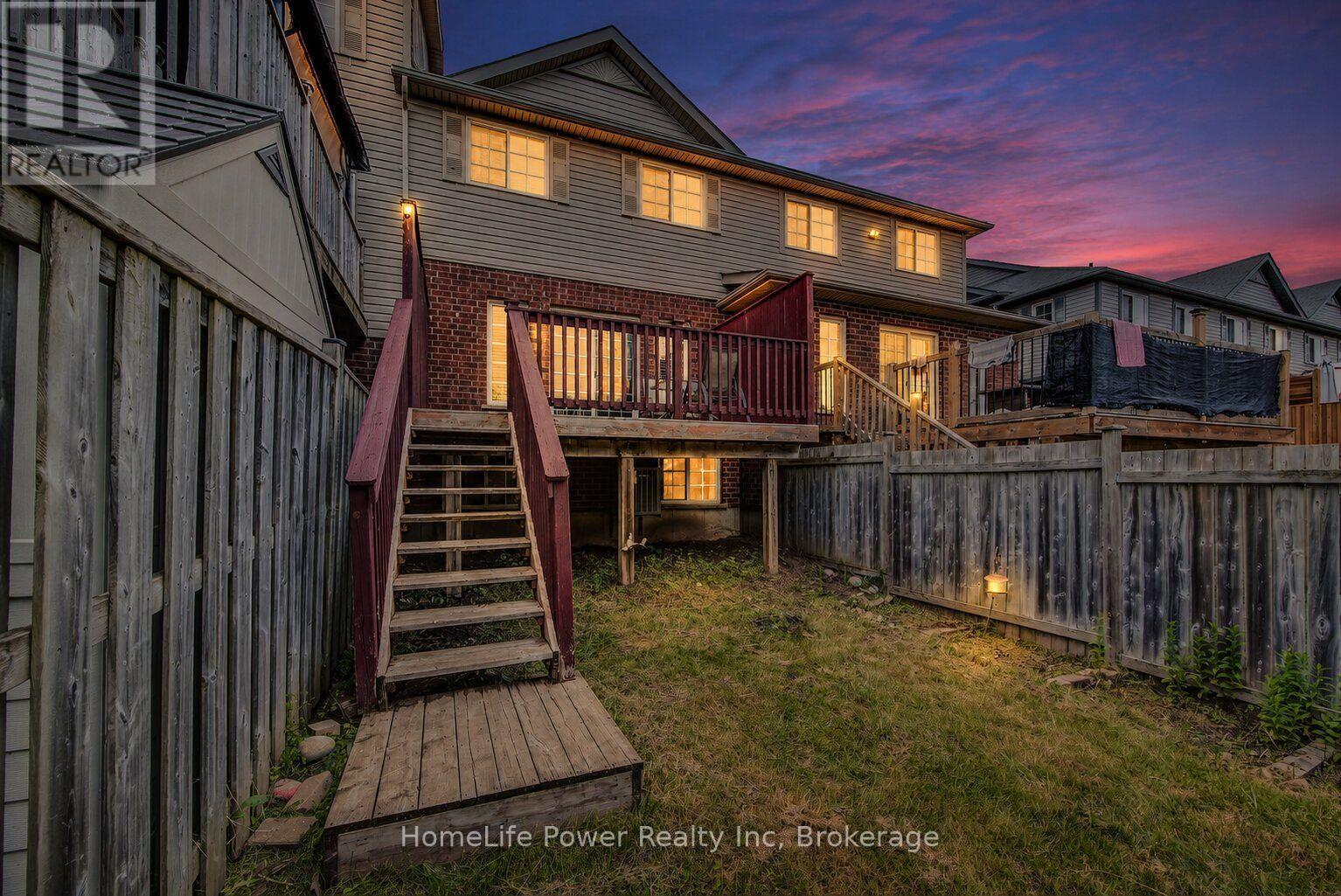 208 FEATHERSTONE CRESCENT - 38
