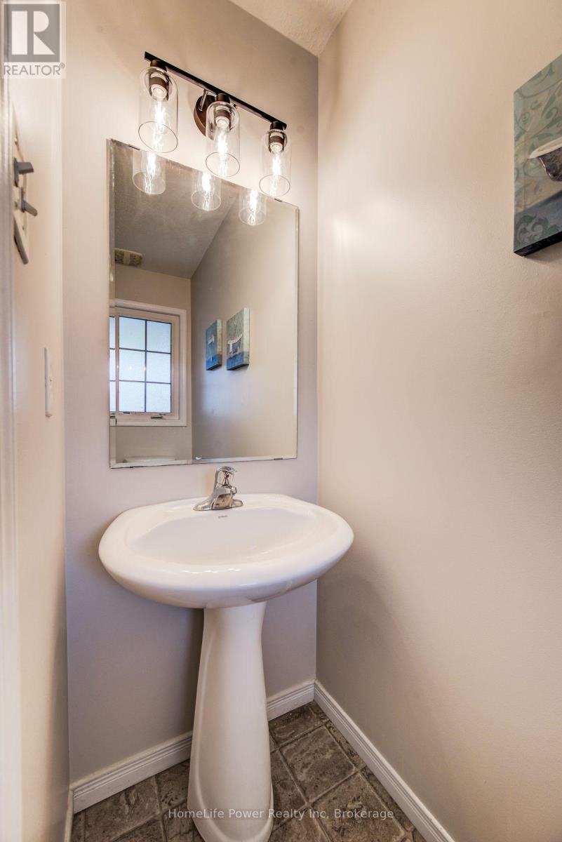 208 FEATHERSTONE CRESCENT - 6