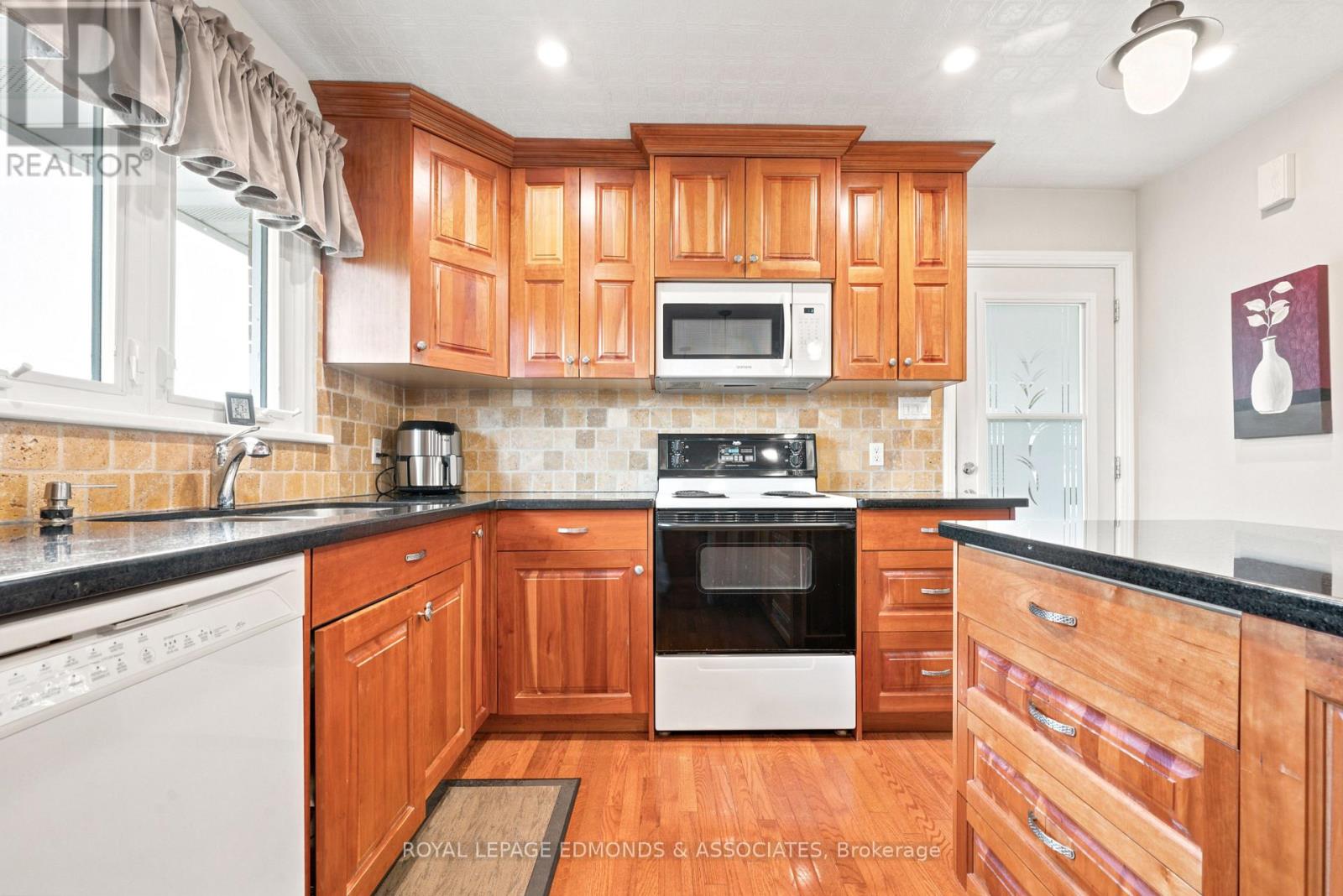 532 HERBERT STREET, Ottawa. Luxury613. By Peter Sagos - Image 15