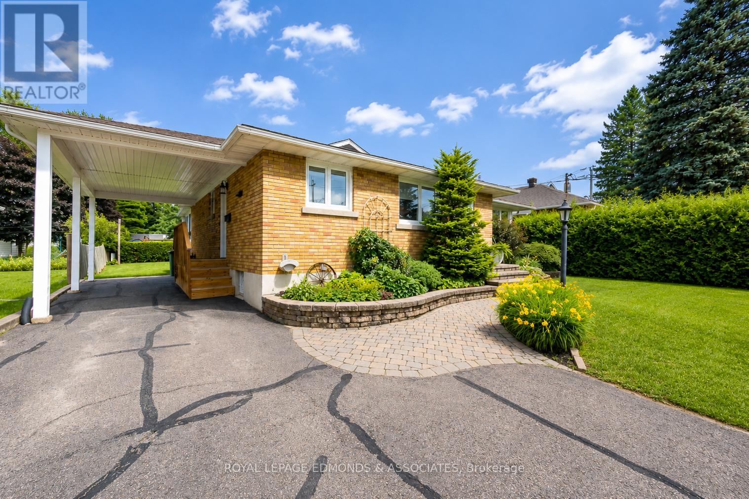 532 HERBERT STREET, Ottawa. Luxury613. By Peter Sagos - Image 2