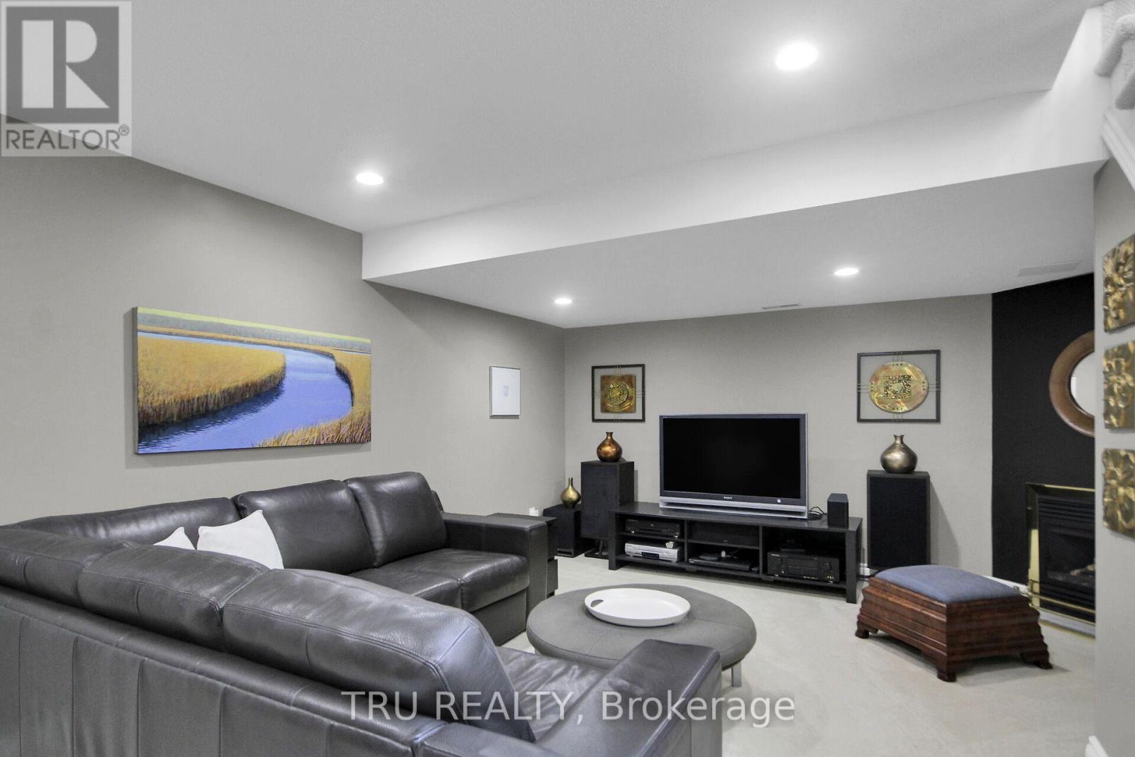 House for Rent in Ottawa – 109 BRADDOCK PRIVATE, Ottawa – By Peter Sagos - Image 33