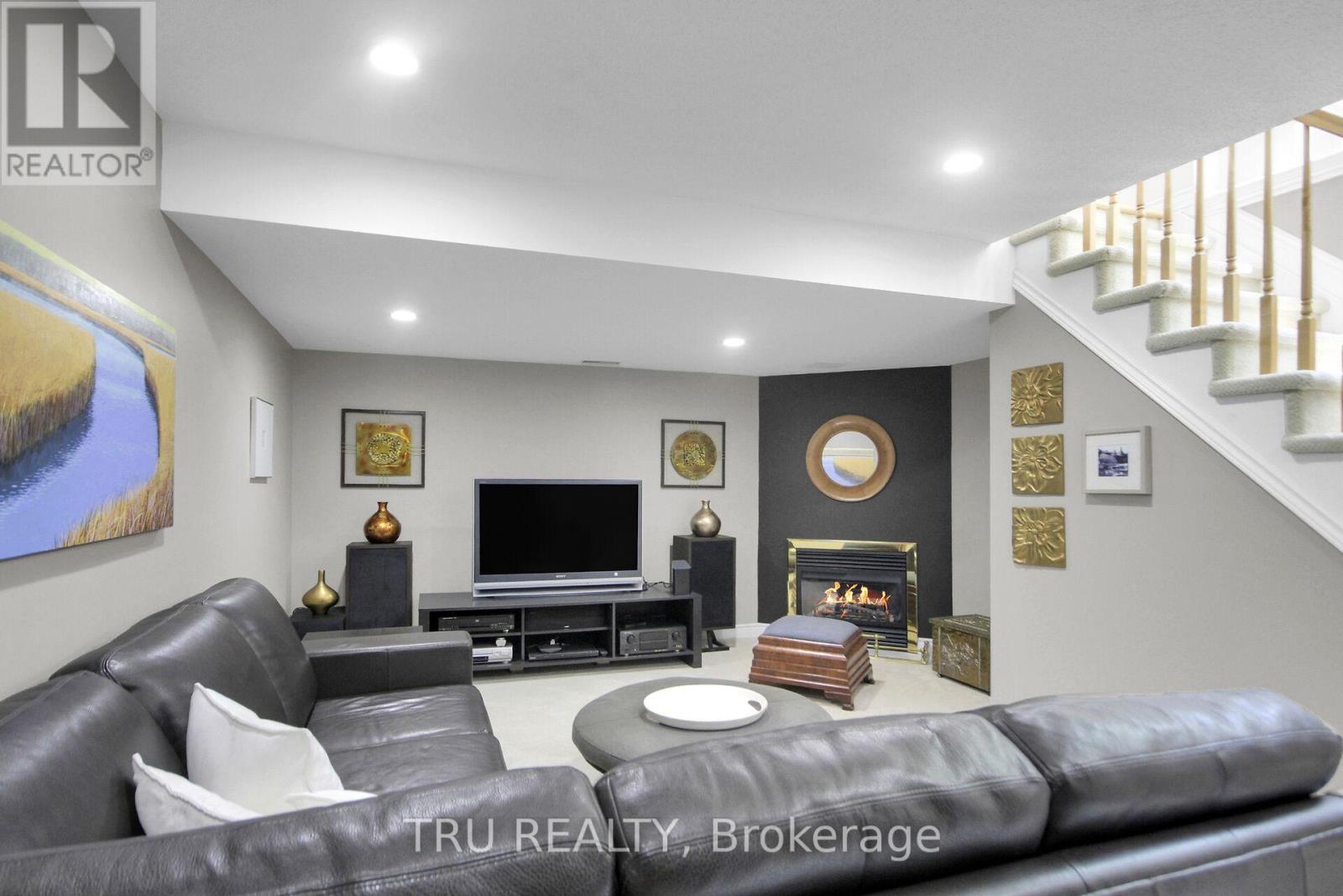 House for Rent in Ottawa – 109 BRADDOCK PRIVATE, Ottawa – By Peter Sagos - Image 37