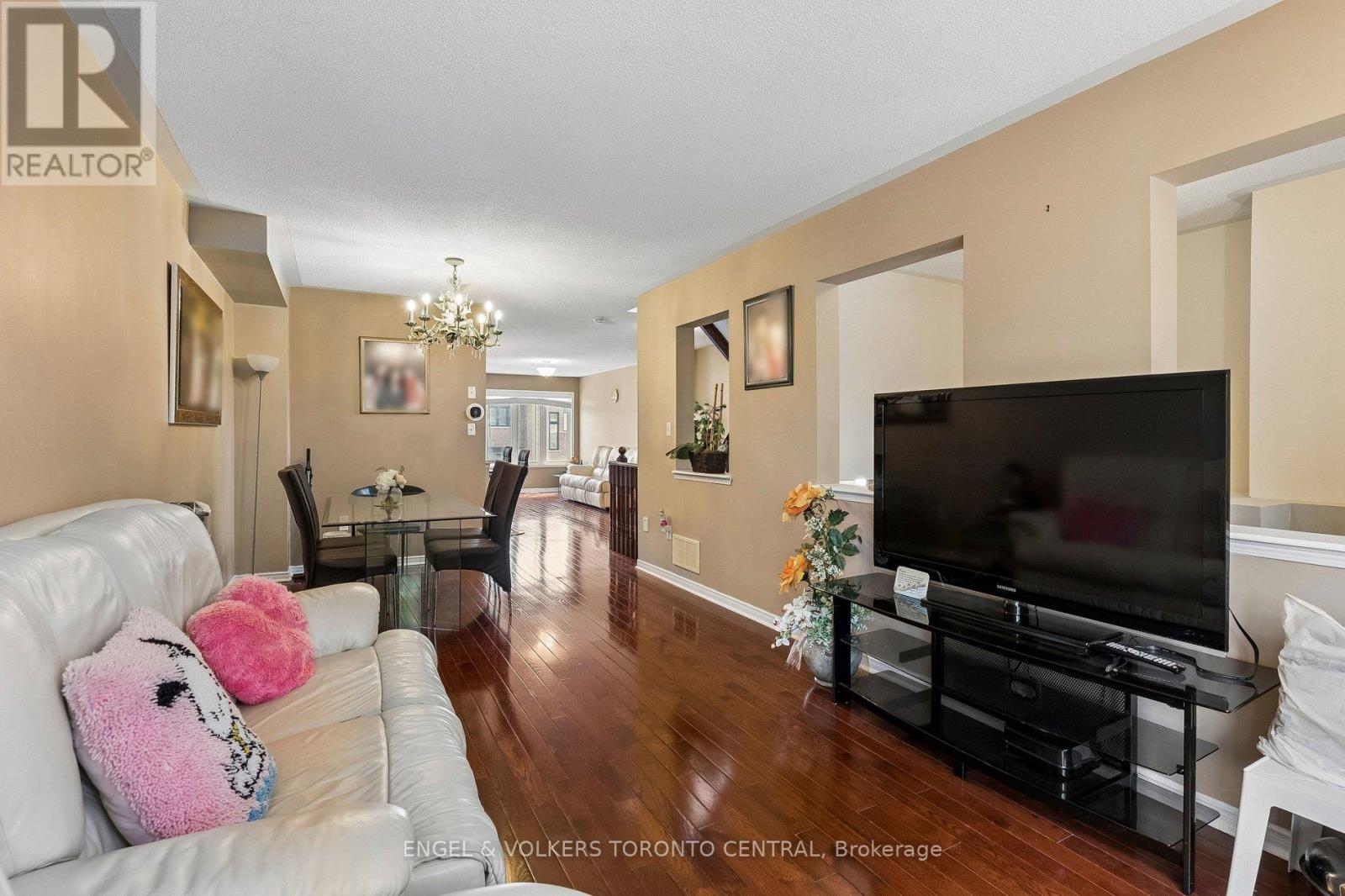 7 ROCK GARDEN STREET - 8