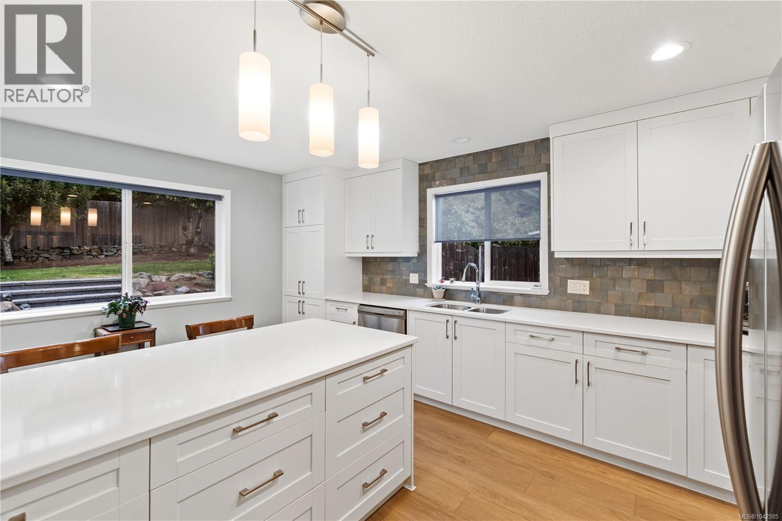 4938 Hartwig Cres - 10