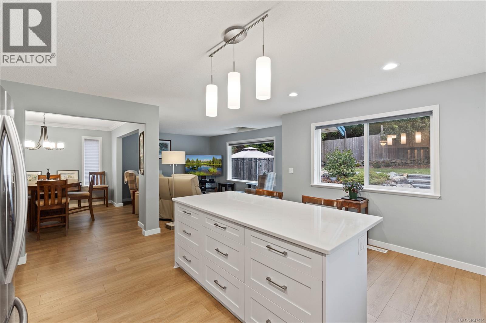 4938 Hartwig Cres - 11